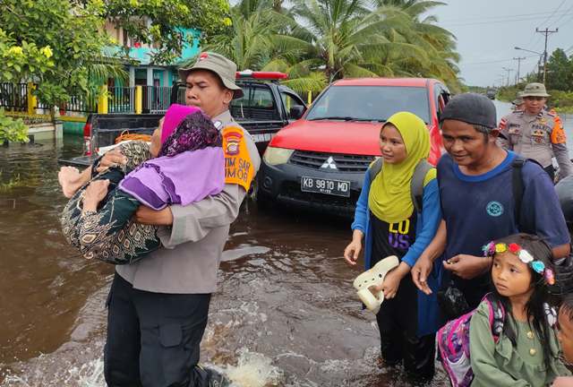 Polda Kalbar Berikan Bantuan Korban Banjir, Brimob Evakuasi Warga