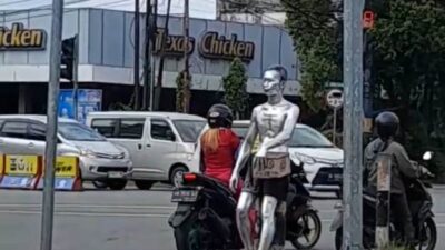 Manusia Silver Berkurang Beralih Menjadi Pengamen