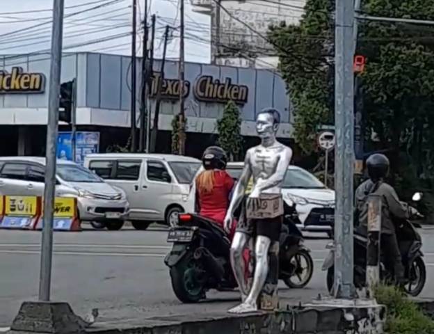 Manusia Silver Berkurang Beralih Menjadi Pengamen