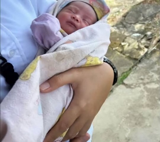 Warga Temukan Bayi Mungil Dalam Kardus