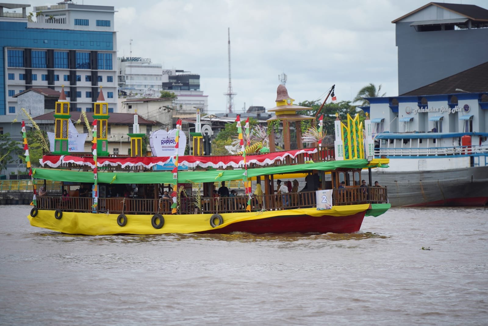 Kapal Hias Pontianak Berornamenkan Melayu Juara 1 Saprahan Khatulistiwa