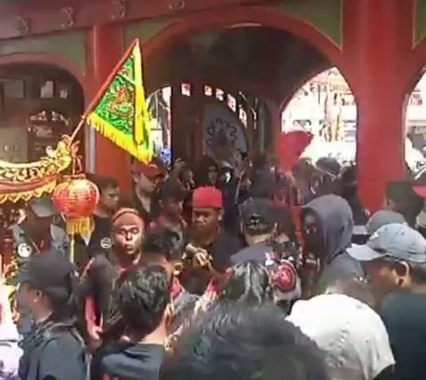 Ratusan Tatung Jalani Ritual Cuci Jalan