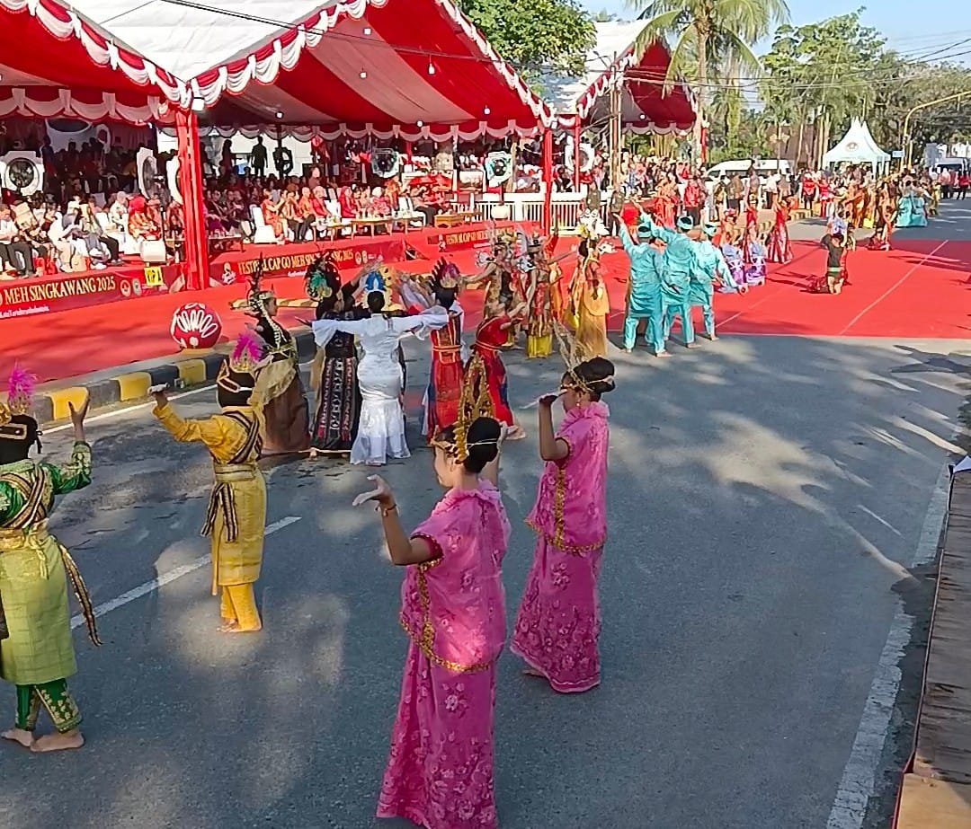 Tarian Multi Etnis Tampil di Cap Go Meh Singkawang