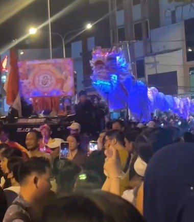 Ribuan Mata Terpesona Saksikan 39 Naga Bersinar di Pecinan Pontianak