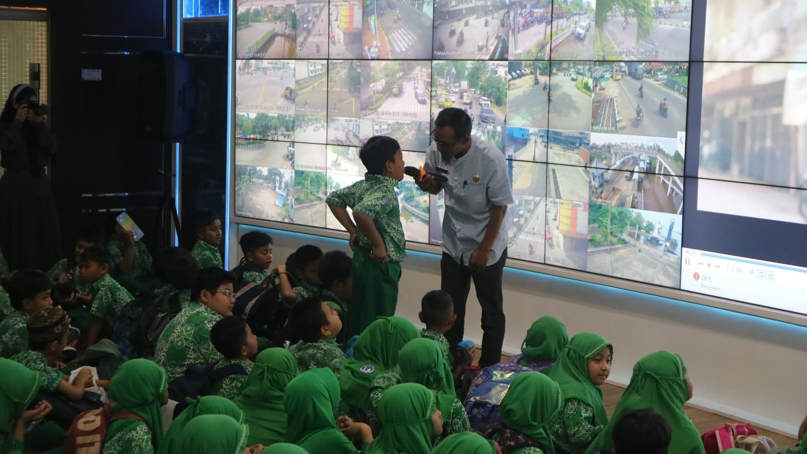 Ratusan Siswa SD Al Azhar Wisata ke Kantor Walikota Pontianak