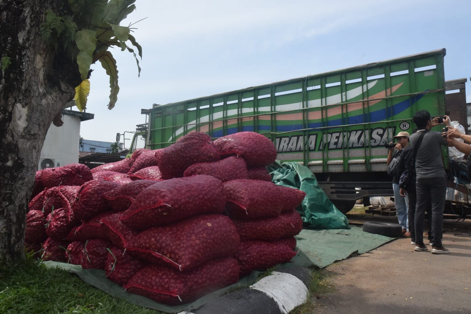 Penyelundupan Pakaian Bekas Ilegal Ditutupi Jengkol