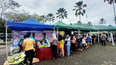 1.900 Paket Sembako Ludes Dibeli Warga