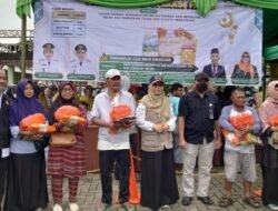 Warga Antre Sejak Pagi Beli 2.145 Paket Sembako Murah