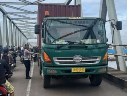 Lagi-lagi Truk Kontainer Buat Macet Jalan