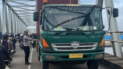 Lagi-lagi Truk Kontainer Buat Macet Jalan