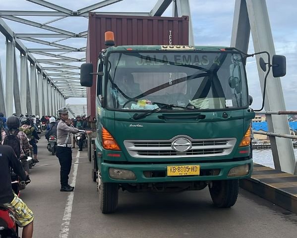 Lagi-lagi Truk Kontainer Buat Macet Jalan