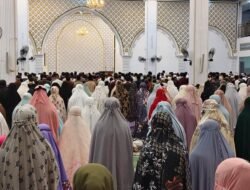 Masjid Agung Sanggau Dipadati Warga Salat Tarawih