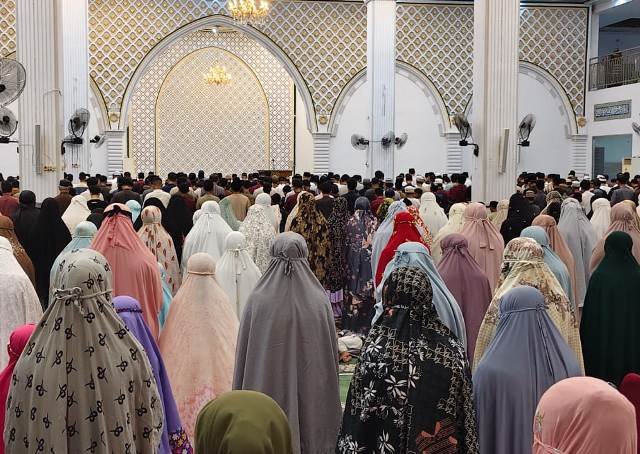 Masjid Agung Sanggau Dipadati Warga Salat Tarawih