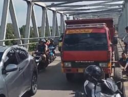 Truk Mogok di Jembatan Kapuas 2 Akibatkan Lalu Lintas Lumpuh