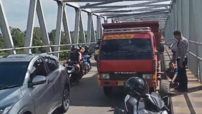 Truk Mogok di Jembatan Kapuas 2 Akibatkan Lalu Lintas Lumpuh