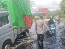 Banjir di Trans Kalimantan Akibatkan Macet Panjang