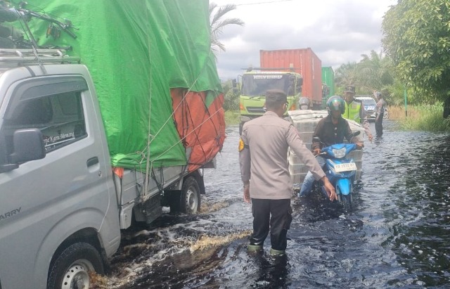 Banjir di Trans Kalimantan Akibatkan Macet Panjang