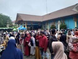 Warga Serbu Bazar Sembako Murah Rp85 Ribu