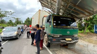 Tronton Tertimpa Papan Billboard Akibat Kelalaian Supir