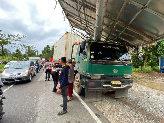 Tronton Tertimpa Papan Billboard Akibat Kelalaian Supir