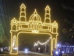 Warga Swadaya Buat Gerbang Replika Masjid