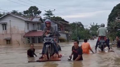 Jalan Antar Negara di Beduai Lumpuh Total Akibat Banjir