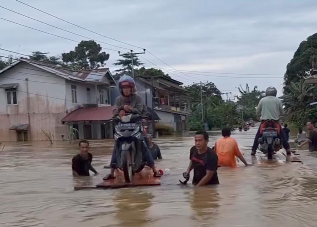 Jalan Antar Negara di Beduai Lumpuh Total Akibat Banjir