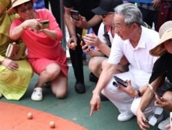 Wisatawan Asing Takjub Lihat Telur Berdiri Saat Kulminasi