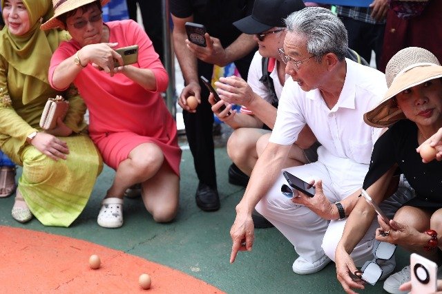 Wisatawan Asing Takjub Lihat Telur Berdiri Saat Kulminasi