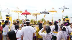 Sambut Nyepi, Umat Hindu Upacara Melasti di Pantai Samudera Indah