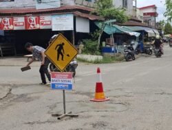 Pegawai Bina Marga PUPR Sanggau Patungan Perbaiki Jalan Rusak