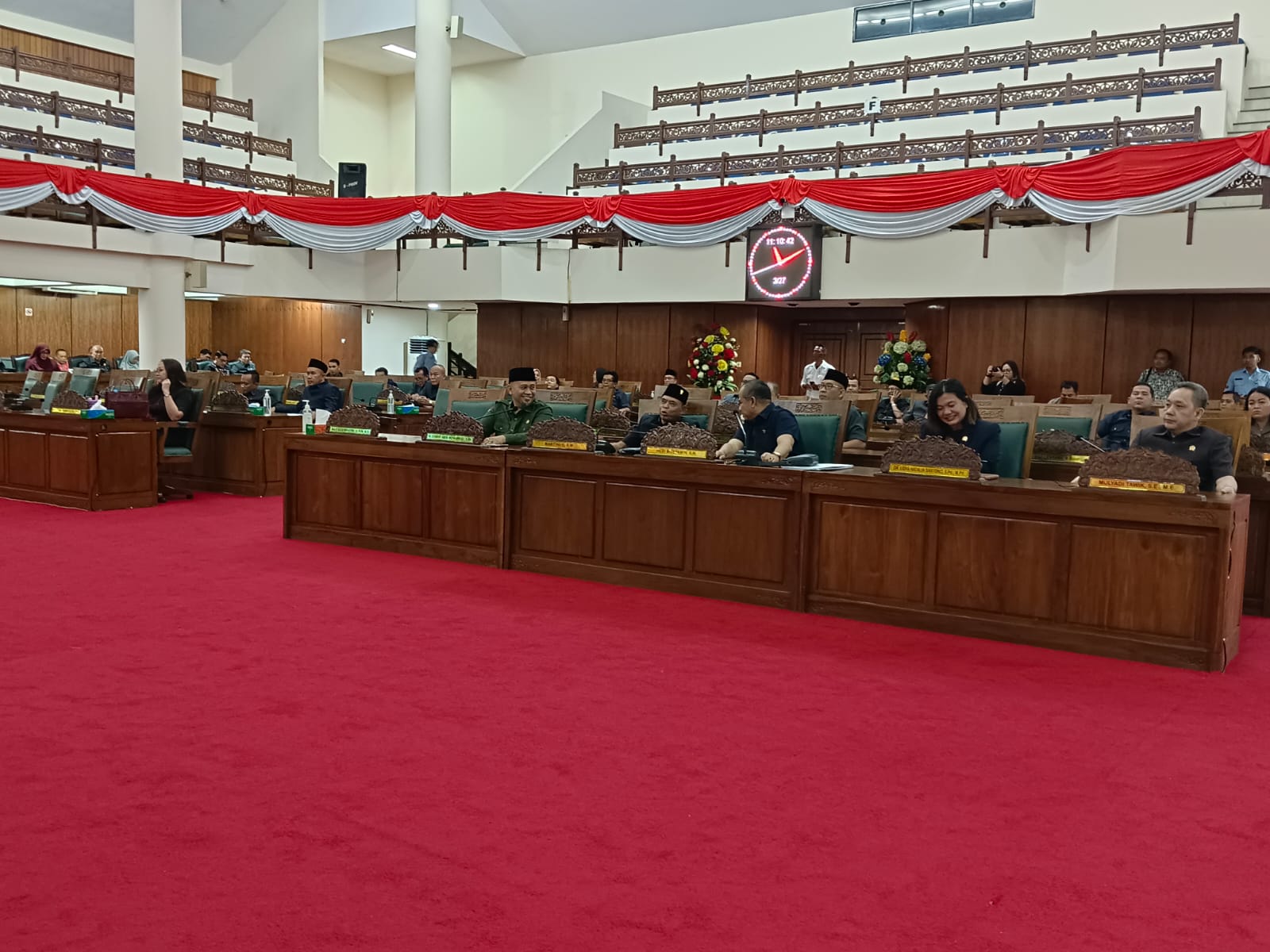 Diwarnai Aksi Demo, Dewan Kalbar Meradang Paripurna LKPj Molor