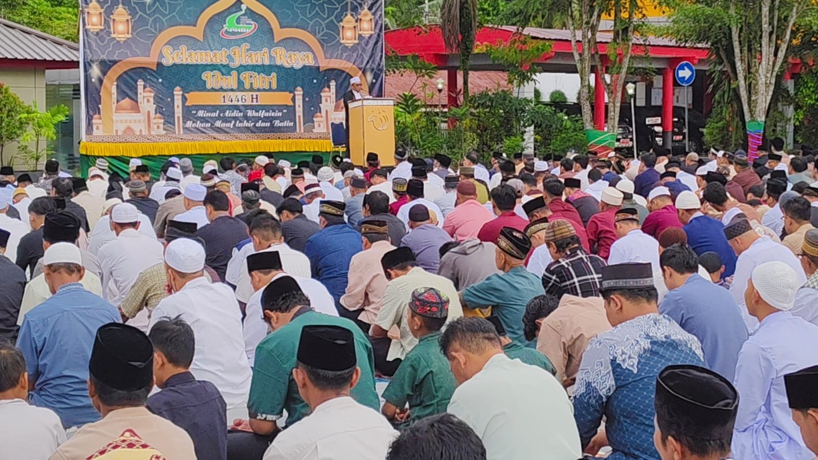 Ribuan Umat Muslim Salat Id di Halaman Kantor Bupati Sanggau
