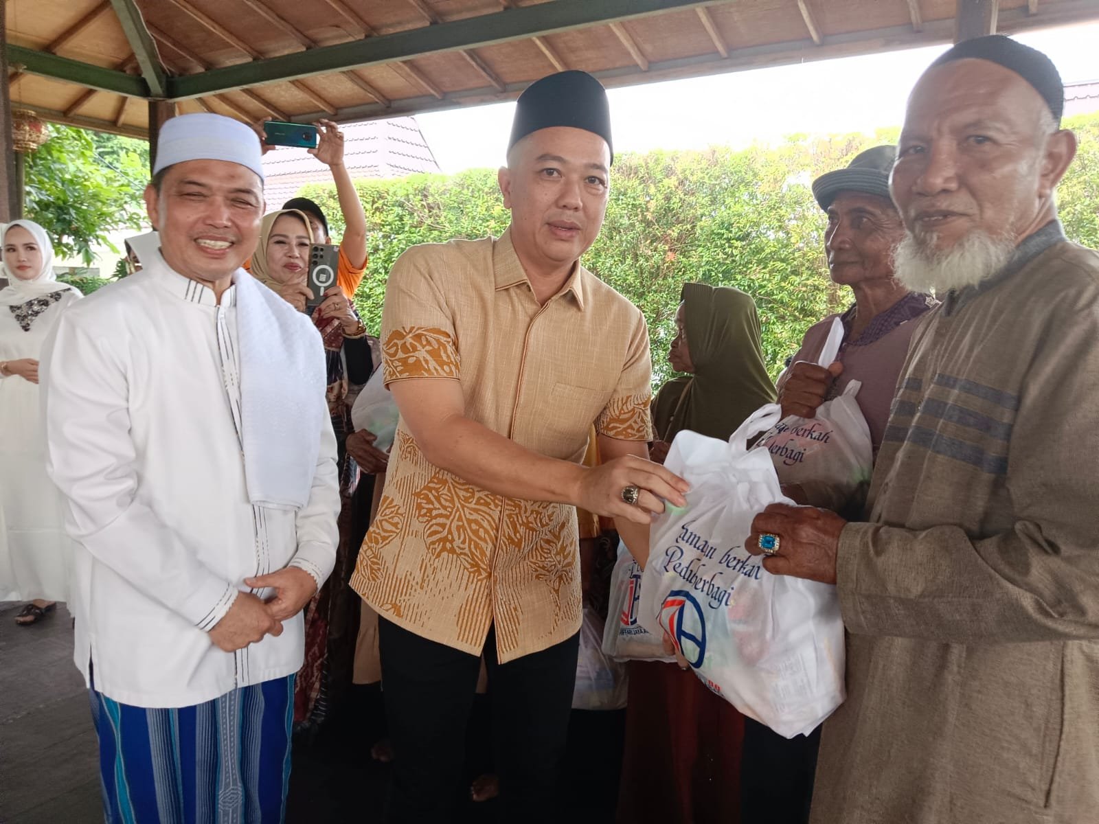 Gubernur Kalbar Ria Norsan turut serta membagikan bingkisan lebaran secara simbolis di kediaman Ketua Koperasi Jasa Mitra Jaya Perkasa, H. Robi Susandi di Jalan Parit Bugis Sui Raya, Jumat (28/3/2025). Foto: rob