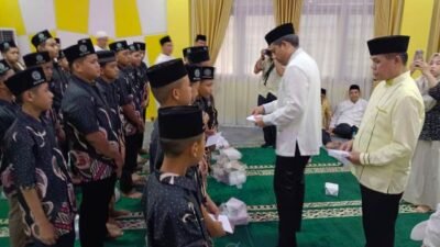 Ketua DPD Golkar Kalbar, Maman Abdurrahman menghadiri buka puasa bersama yang digelar pada Selasa (11/3) malam. Kesempatan itu Maman memberikan santunan untuk anak-anak dan masyarakat yang membutuhkan.Foto: rob