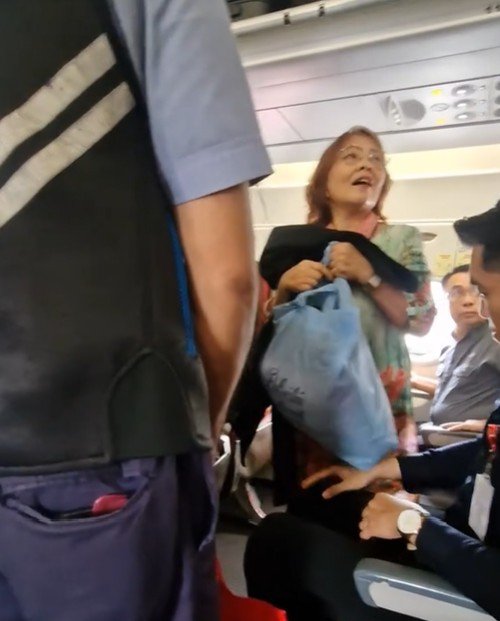 Seorang wanita terpaksa harus diturunkan dari pesawat lantaran bercanda membawa bom atom. Akibat ulahnya, pesawat harus delay sehingga membuat penumpang lain tampak marah pada Selasa (14/4/2025). Ternyata wanita yang bercanda membawa bom di pesawat itu bernama Femmy warga di Sui Raya Dalam Kecamatan Sui Raya Kabupaten Kubu Raya.Foto: tangkapan layar ss/berkatnewstv
