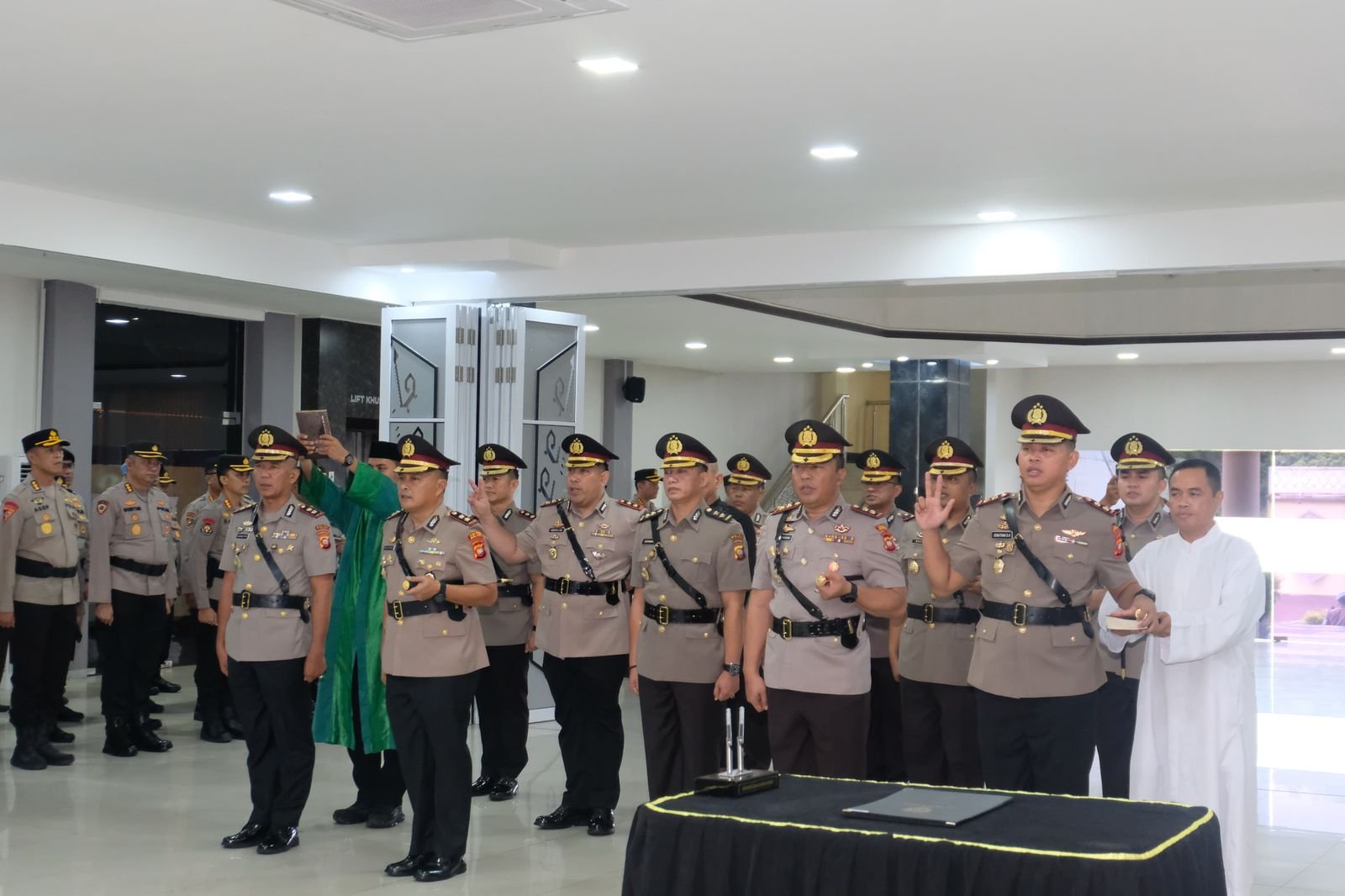 Delapan Kapolres di Kalbar Dimutasi