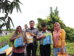 Lapas Pontianak Bagikan Paket Sembako di Bantaran Sui Kapuas