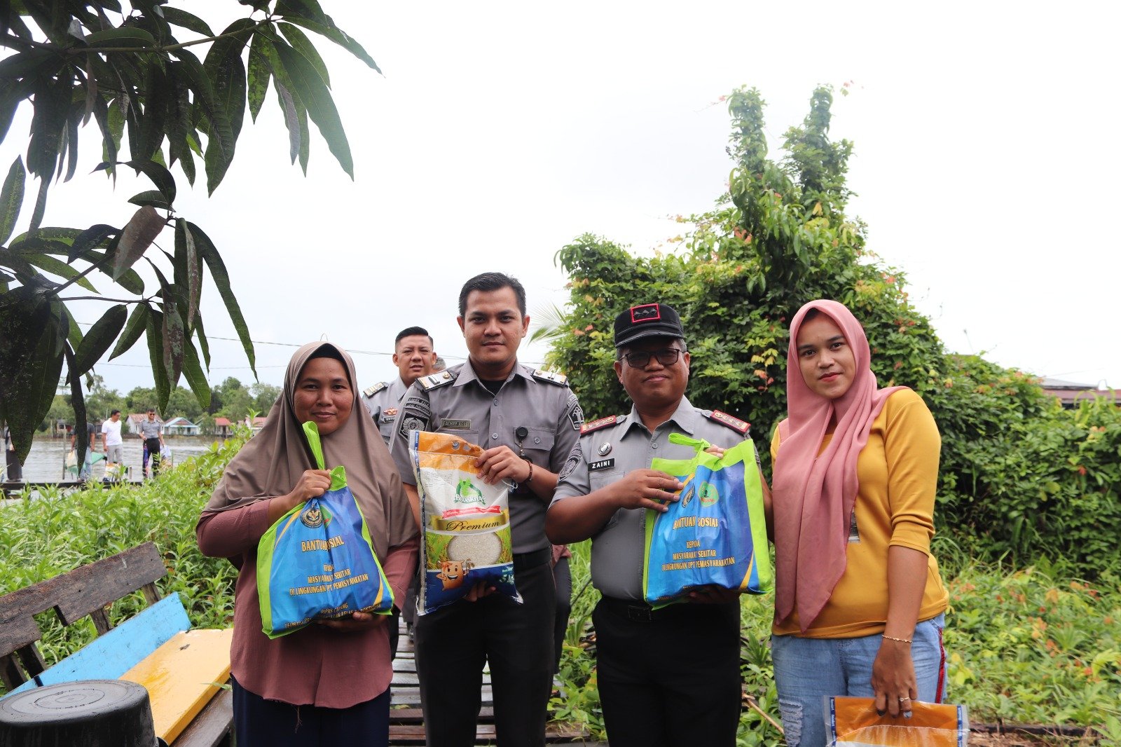 Lapas Pontianak Bagikan Paket Sembako di Bantaran Sui Kapuas