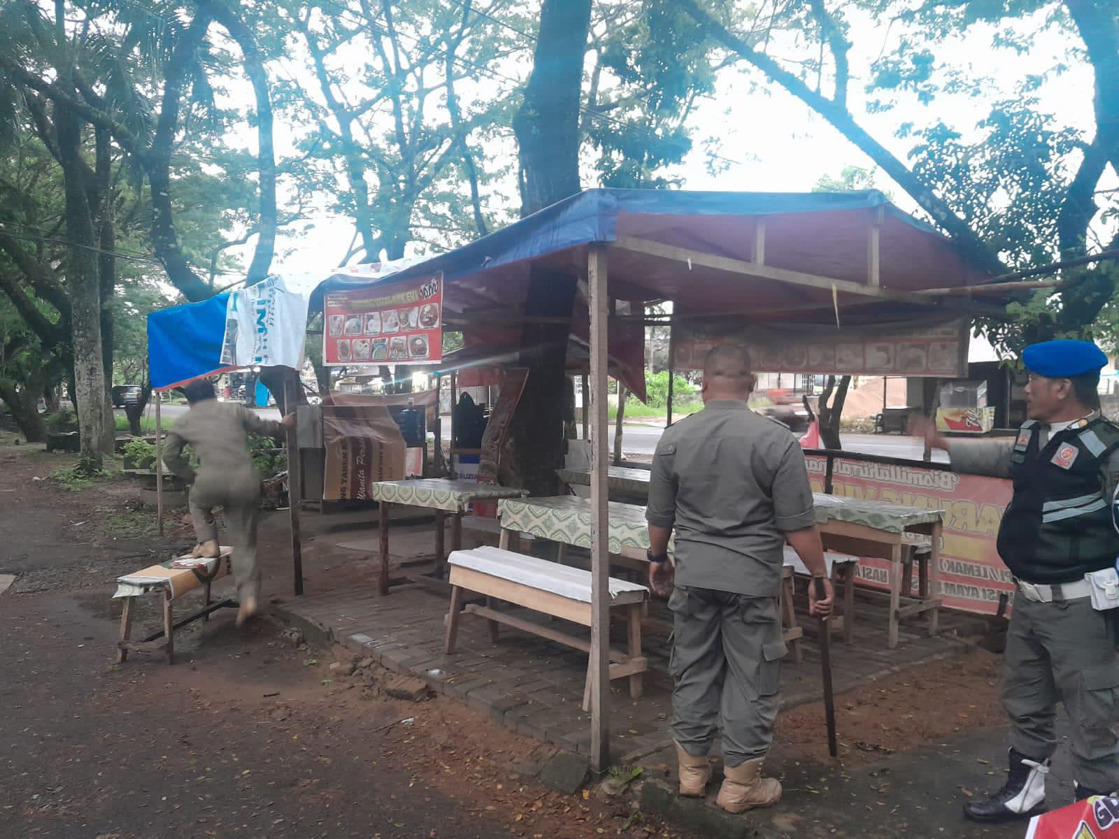 PKL Berjualan di Bahu Jalan Ditertibkan