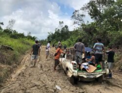 Warga Terpaksa Bawa Pasien Lewati Jalan Hancur di Ketungau Tengah