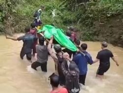 Warga Gotong Pasien Lewati Jalan Rusak dan Sungai Hingga 8 KM