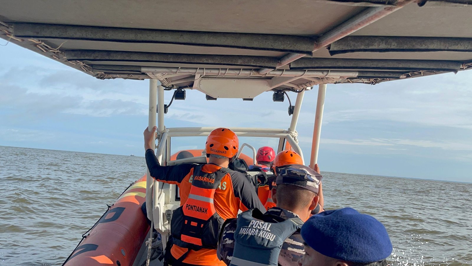Penumpang KM Bukit Raya Lompat ke Laut
