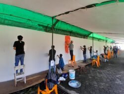 Seniman Mural Unjuk Kebolehan Melukis
