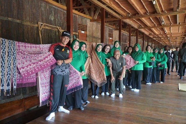 Danrem Menilai Kain Tenun Sintang Harus Terus Dipromosikan
