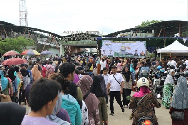Disabilitas dan Lansia Jalur Khusus Antre Sembako Murah. Antrean Online akan Diberlakukan