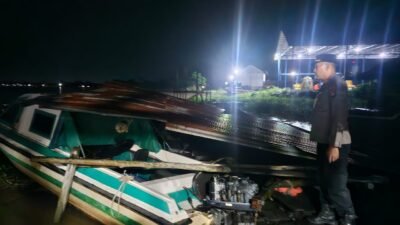 Tongkang Hantam Dermaga SAR dan Intake PDAM. 6 Speedboat Rusak