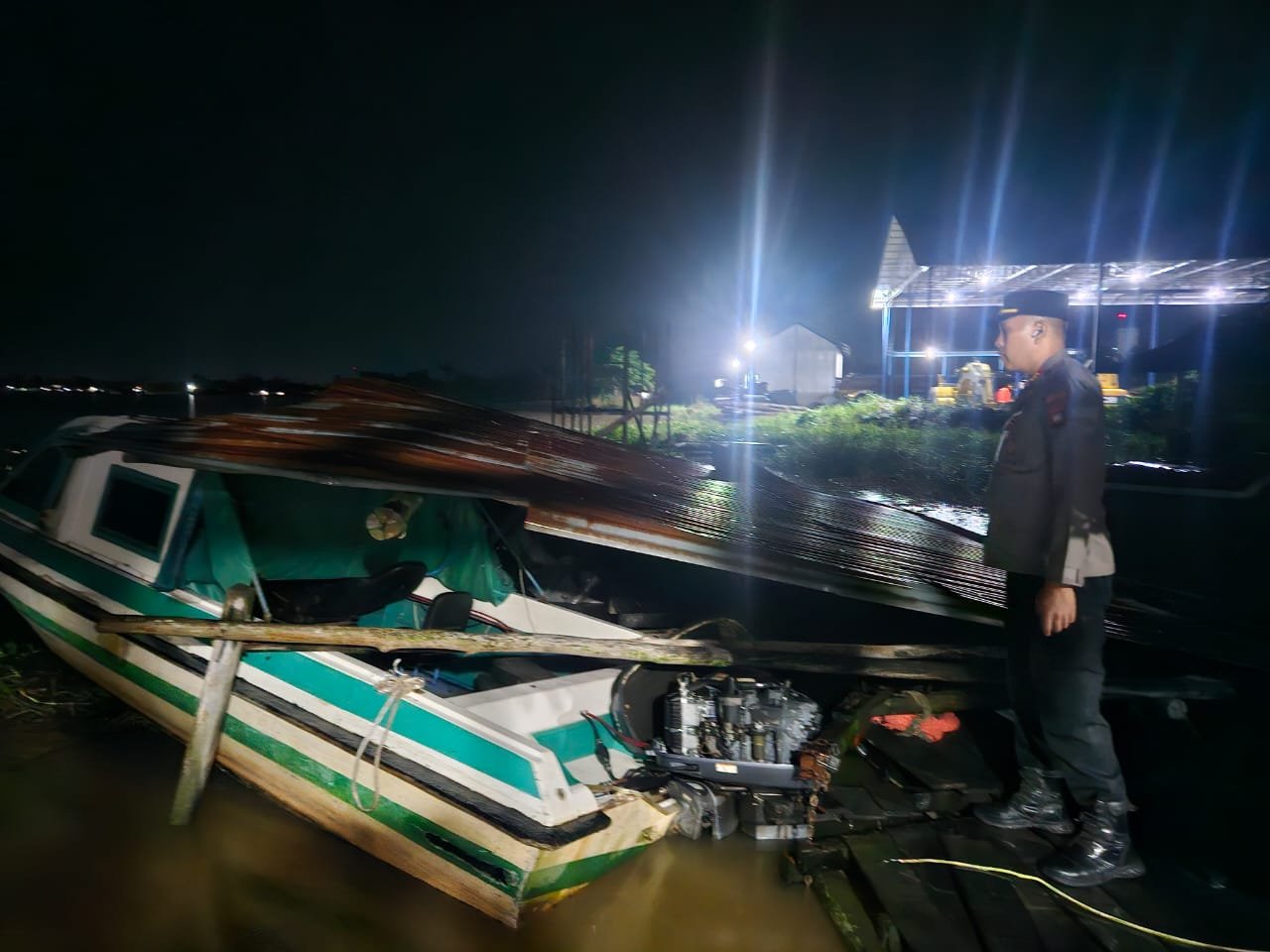 Tongkang Hantam Dermaga SAR dan Intake PDAM. 6 Speedboat Rusak