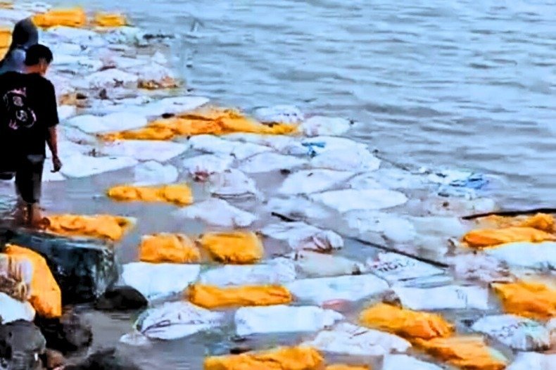 Kapal Motor Pengangkut 25 Ton Kelapa Karam Dihantam Gelombang