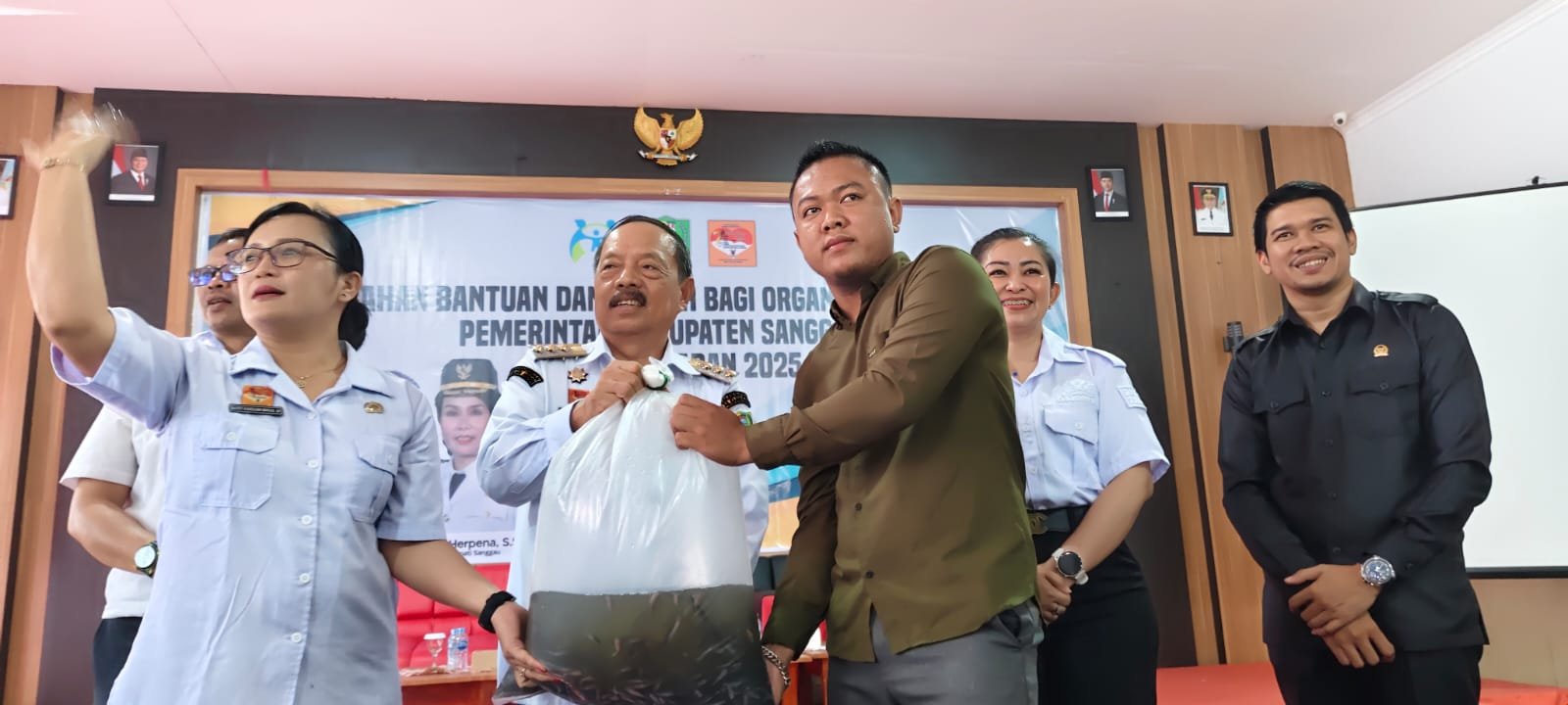 50 Poktan Dibantu 475 Ribu Bibit Ikan. Ingat Bupati akan Cek Hasilnya